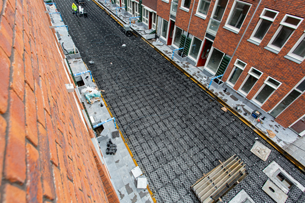 Ecodak met gebruikersdak en waterretentie op parkeergarage appartementencomplex Amsterdam